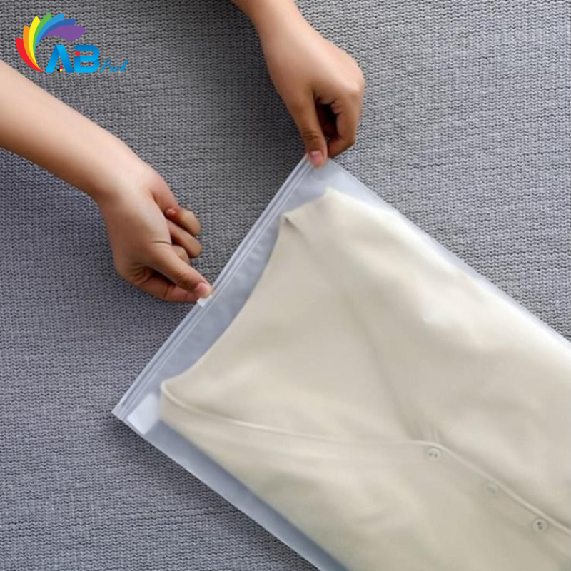 Các mẹ sẽ dễ dàng dùng túi zip để sắp xếp, phân loại áo quần cho bé